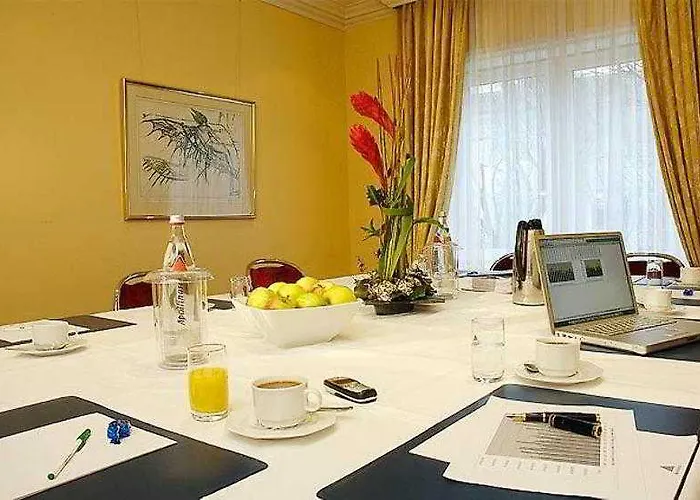 Courtyard By Marriott Airport