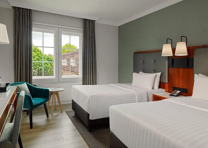 Courtyard By Marriott Airport