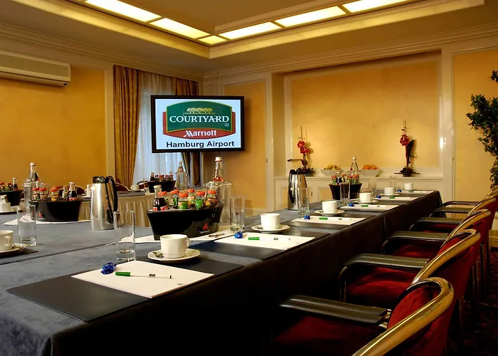Hotel Courtyard By Marriott Airport