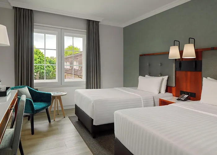 Courtyard By Marriott Airport Hotel