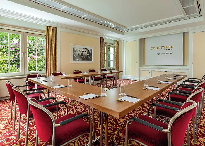 Courtyard By Marriott Airport Hotel